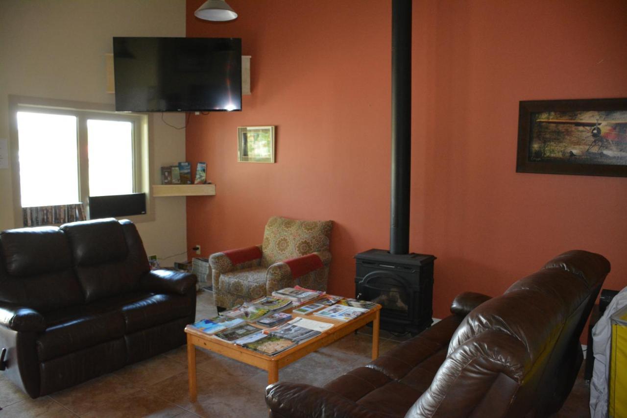 Northway Motor Inn Dease Lake Екстериор снимка
