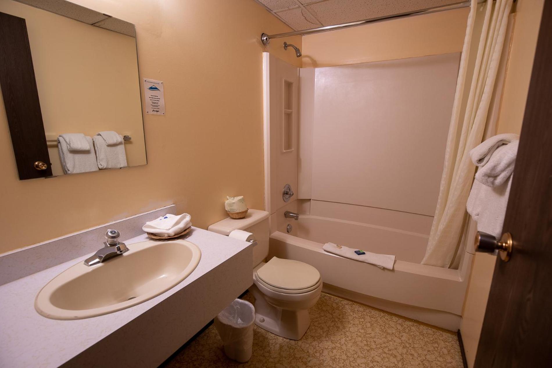 Northway Motor Inn Dease Lake Екстериор снимка