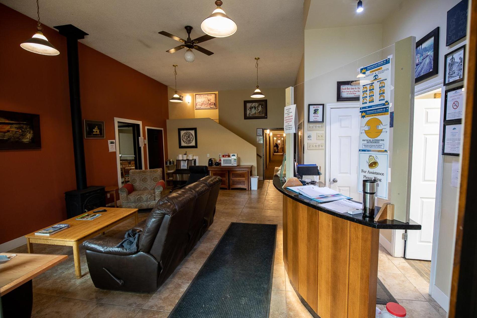 Northway Motor Inn Dease Lake Екстериор снимка