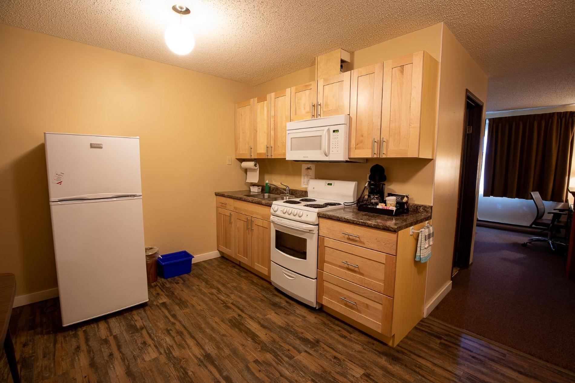 Northway Motor Inn Dease Lake Екстериор снимка