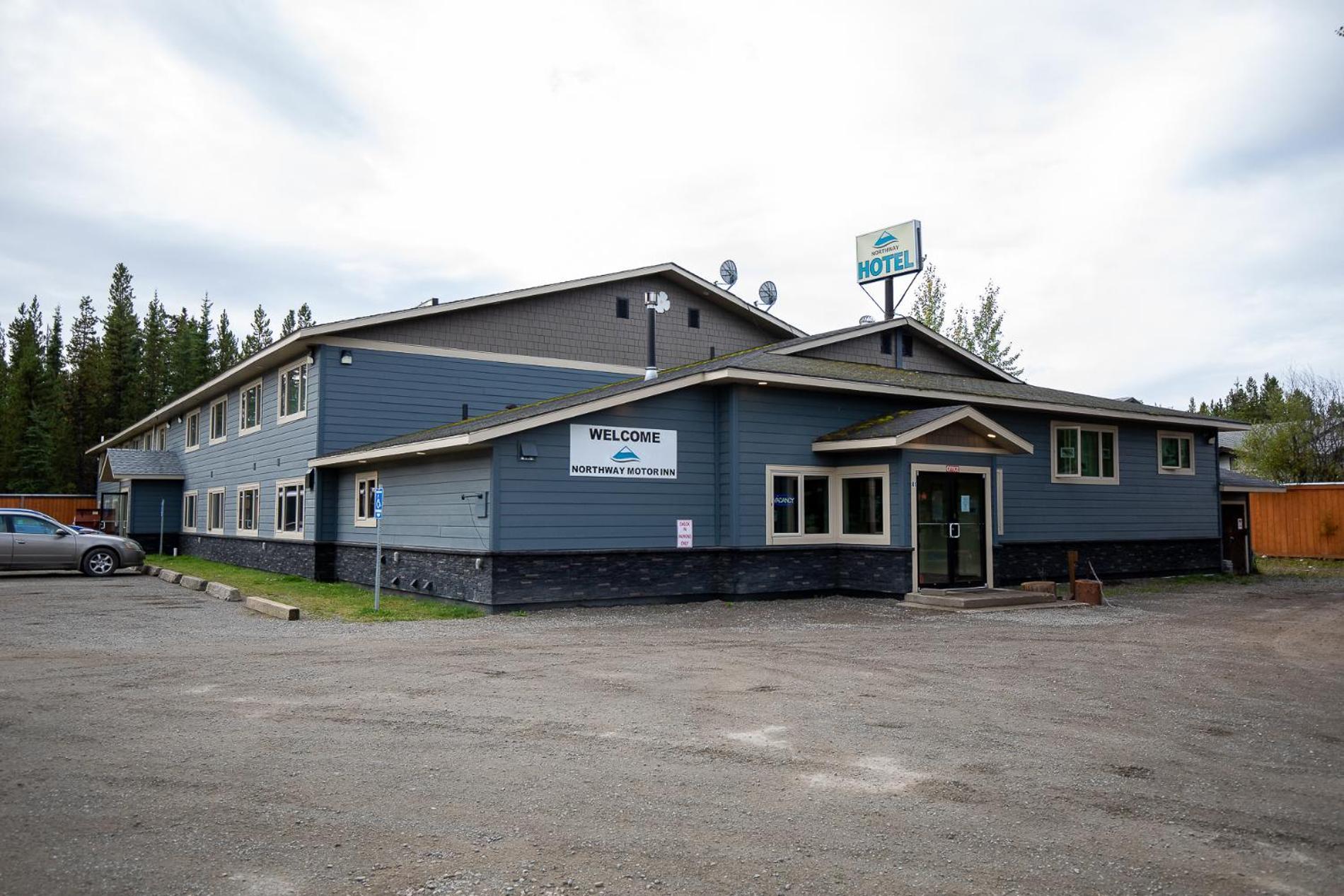 Northway Motor Inn Dease Lake Екстериор снимка