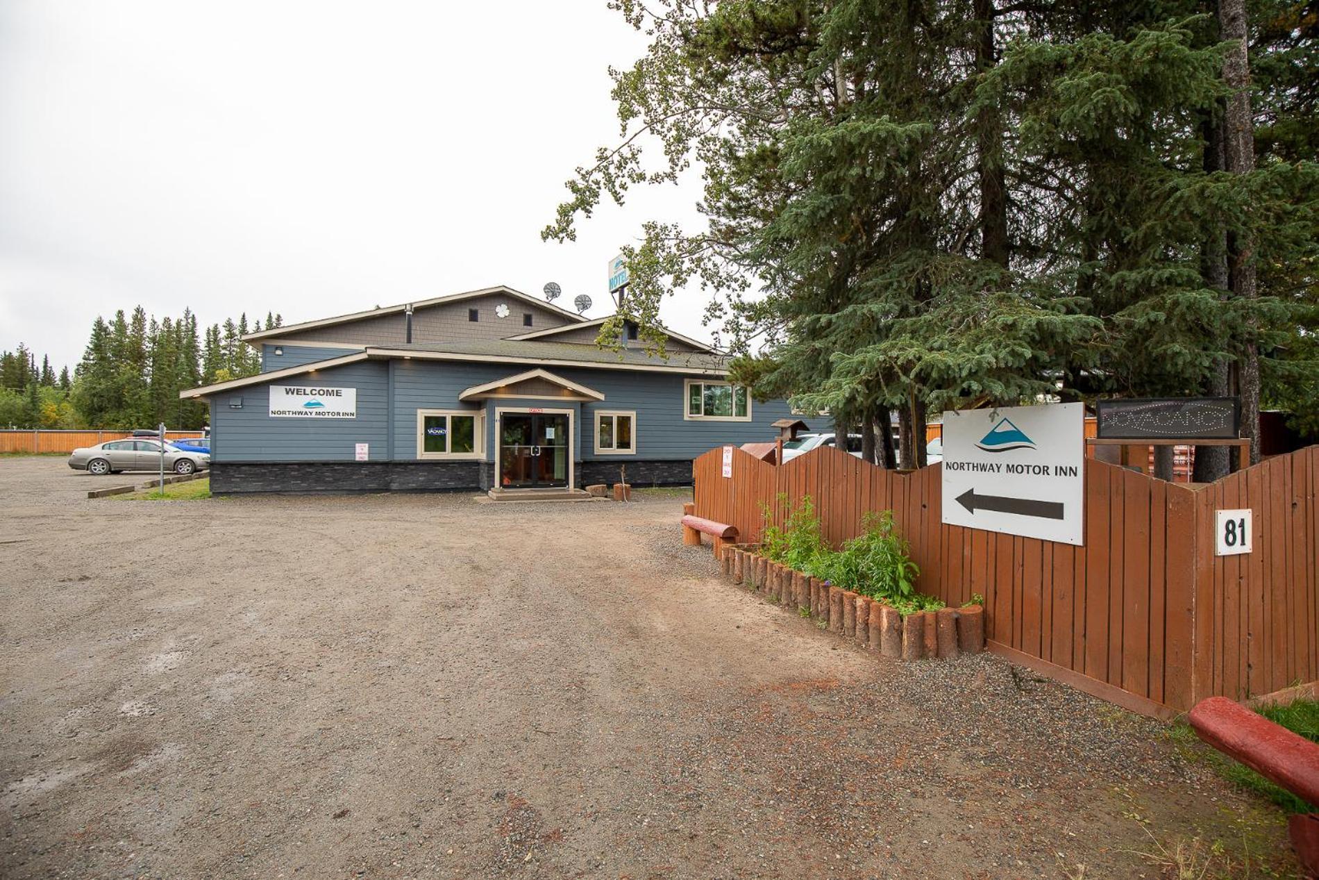 Northway Motor Inn Dease Lake Екстериор снимка