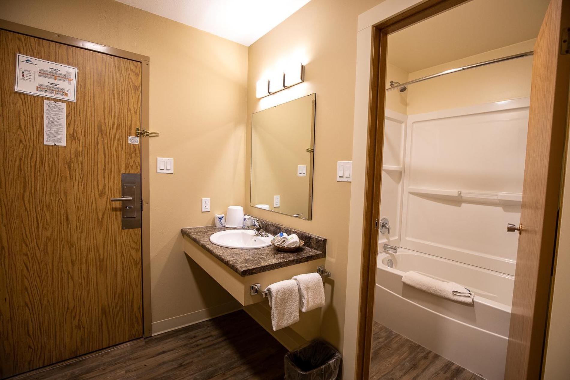 Northway Motor Inn Dease Lake Екстериор снимка
