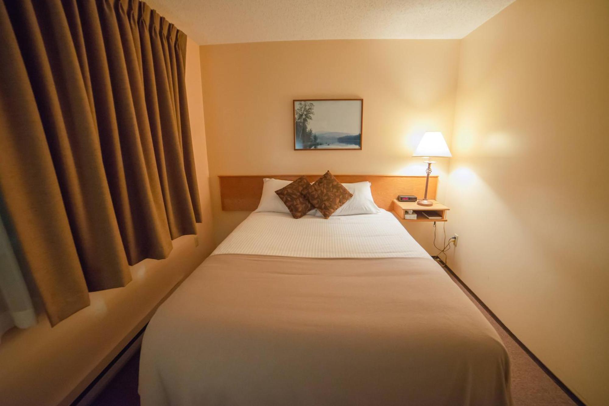 Northway Motor Inn Dease Lake Екстериор снимка
