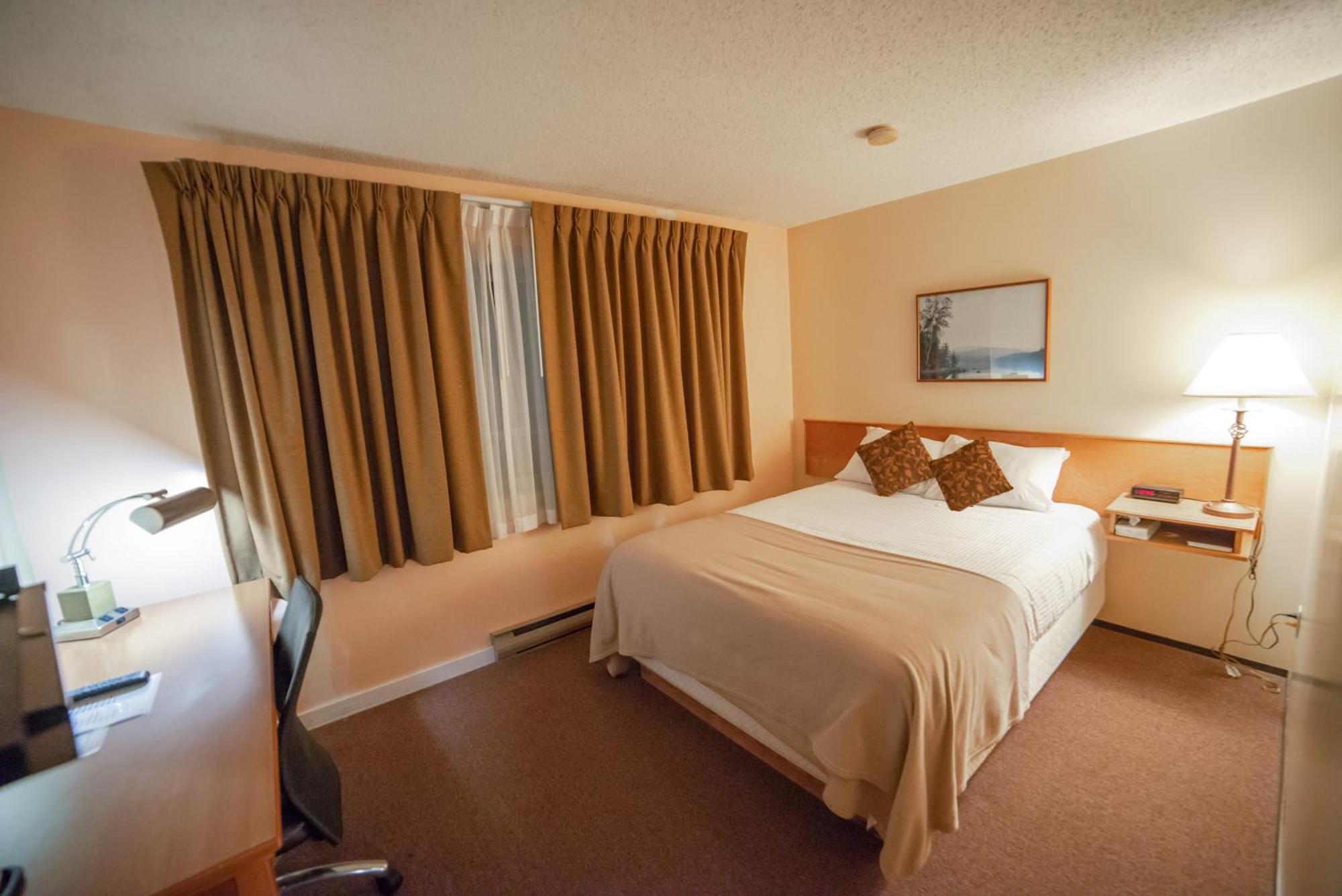 Northway Motor Inn Dease Lake Екстериор снимка
